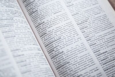 Dictionnaire russe ouvert en gros plan
