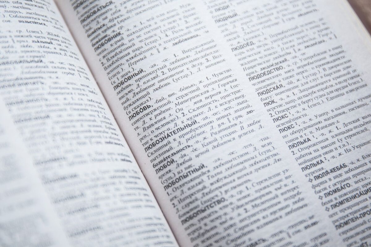 Dictionnaire russe ouvert en gros plan