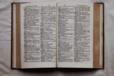 Dictionnaire ouvert montrant des traductions anglais-espagnol