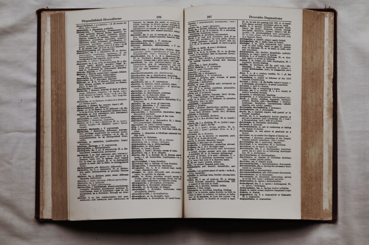 Dictionnaire ouvert montrant des traductions anglais-espagnol
