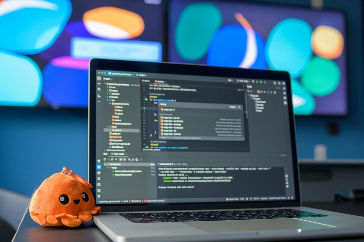 Ordinateur portable affichant un editeur de code sur un bureau