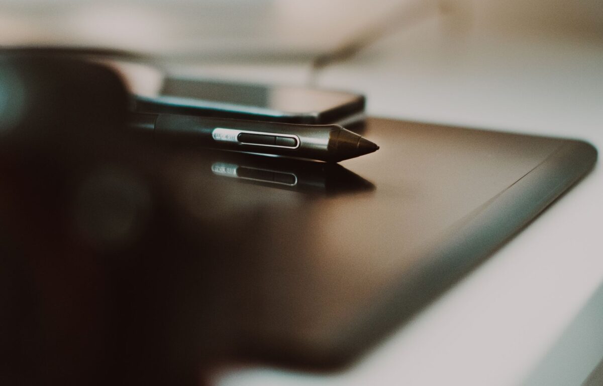 Stylet et tablette graphique poses sur un bureau
